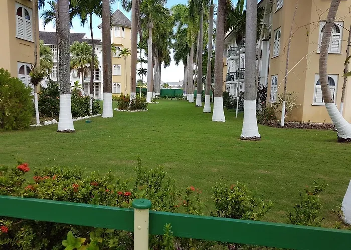 Almond Grove At Castle Apartahotel Ocho Ríos