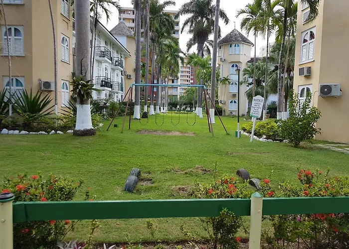 Almond Grove At Castle Apartahotel